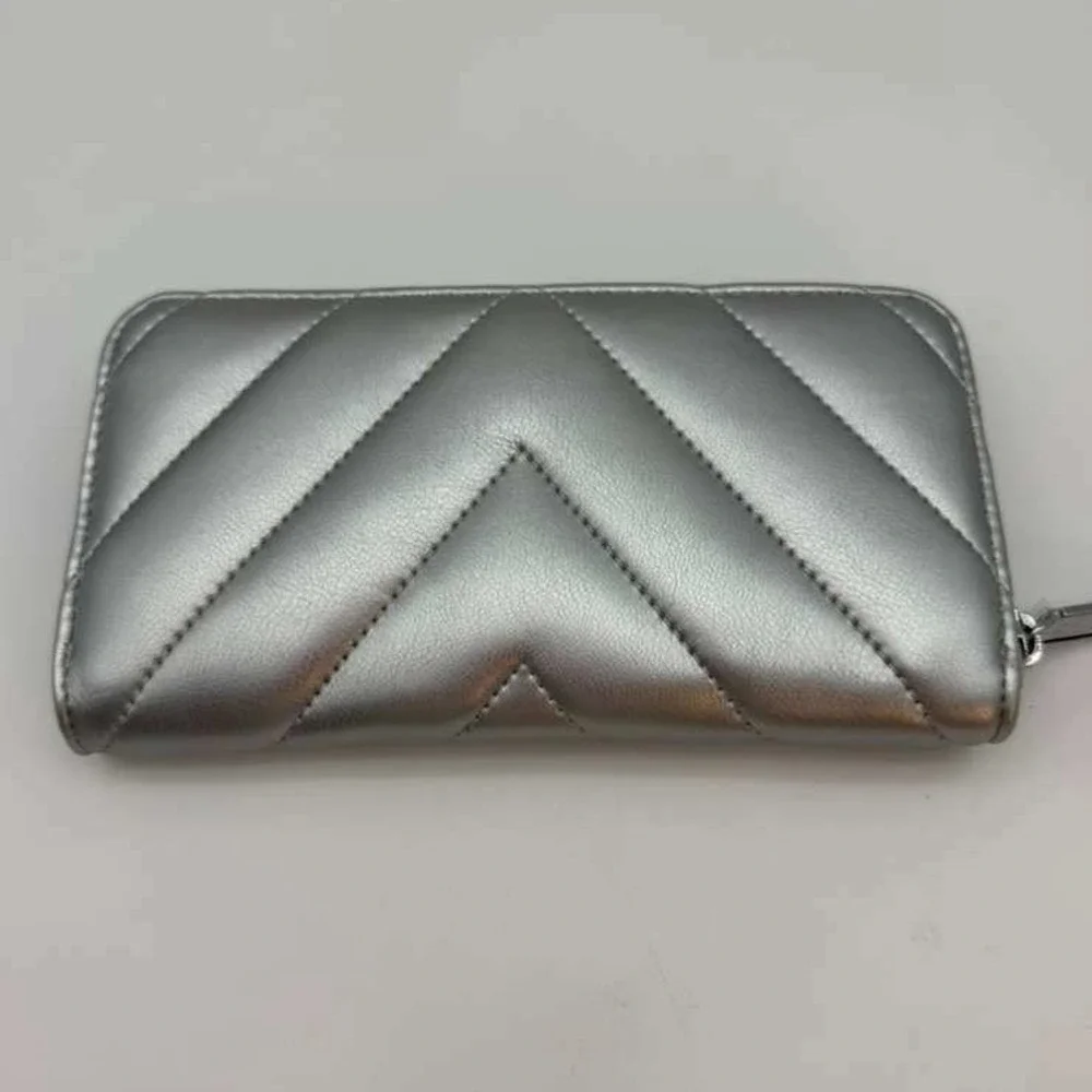 Victoria's Secret Silver Quilted Wallet‎ NWT Metallic Zip Around Wallet New - Picture 3 of 6